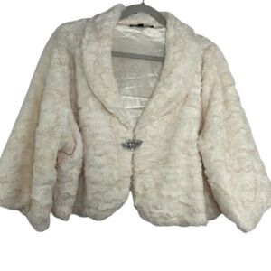 PARK &MAIN FAUX FUR SHAWL/WRAP/CAPE CREAM COLOR WITH RHINESTONE BROOCH SZ 3X